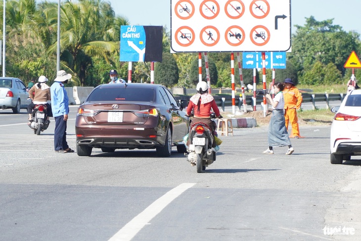 Tài xế ngơ ngác tìm lối vào cao tốc - Ảnh: CHÍ HẠNH