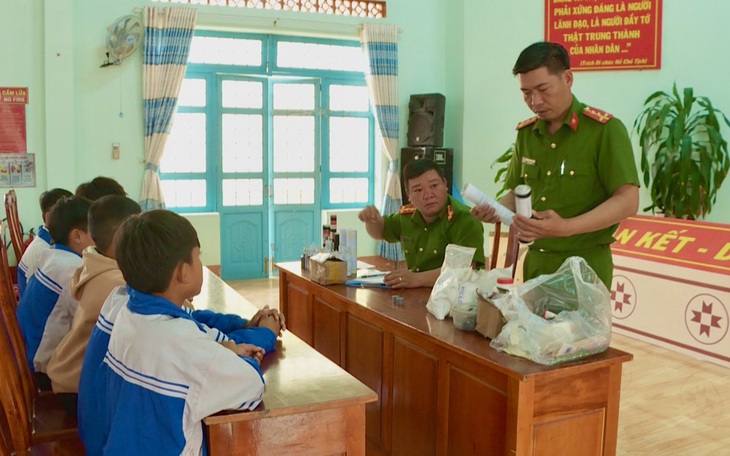 6 em học sinh nhí tự làm pháo bán lại cho bạn học kiếm lời