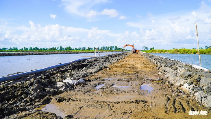 Kiên Giang sẽ tính đến chuyện khảo sát 18 điểm có trữ lượng cát trên biển để cung cấp cát san lấp mặt bằng thực hiện các công trình giao thông trọng điểm trên địa bàn tỉnh. Trong ảnh: Tuyến đường cao tốc đi qua địa bàn huyện Vĩnh Thuận - Ảnh: CHÍ CÔNG