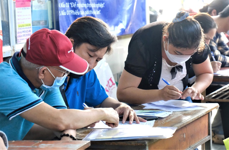 Người lao động đến làm thủ tục hưởng trợ cấp thất nghiệp tại chi nhánh Bảo hiểm thất nghiệp quận 12 (TP.HCM) những ngày giữa tháng 12 này - Ảnh: VŨ THỦY