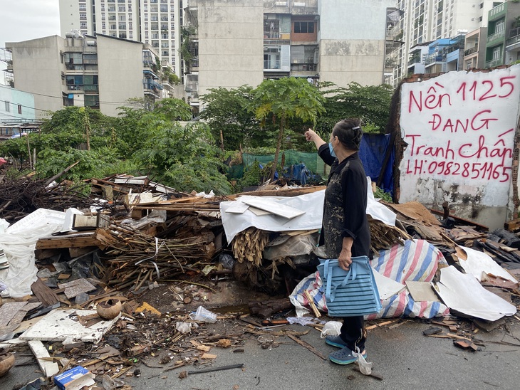 Một trong những khách hàng mua đất nền tại khu đô thị An Phú - An Khánh hơn 20 năm vẫn chưa được giao nền - Ảnh: T.M.