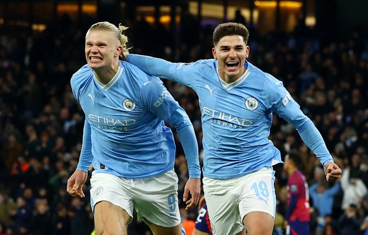 Còn rất trẻ nhưng cả Haaland và Alvarez đều đã no nê danh hiệu cùng Man City + Ảnh: REUTERS