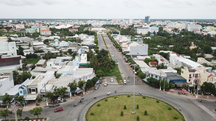 Phần đất của hộ bà Nguyễn Thị Hường chắn ngang đường Võ Văn Kiệt suốt 20 năm qua, nay hộ này đã đồng ý bàn giao đất cho Nhà nước làm đường Võ Văn Kiệt - Ảnh: CHÍ QUỐC