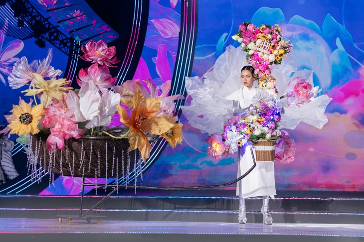Top trang phục dân tộc ấn tượng nhất Miss Cosmo Vietnam- Ảnh 3. Trang phục 'Việt Nam một dải gấm hoa' tái hiện bản đồ đất nước do Trần Thu Hiền thể hiện