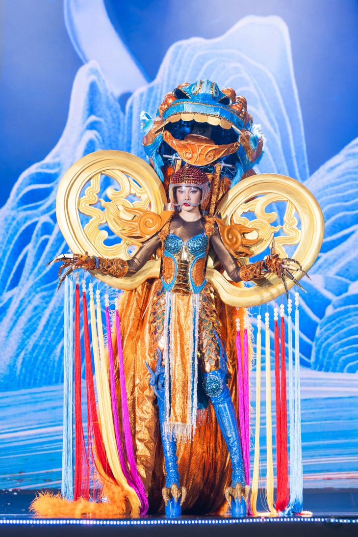 Top trang phục dân tộc ấn tượng nhất Miss Cosmo Vietnam- Ảnh 11. Trang phục mang tên 'Toan Nghê nữ sĩ' do Nguyễn Thị Bích Thủy trình bày