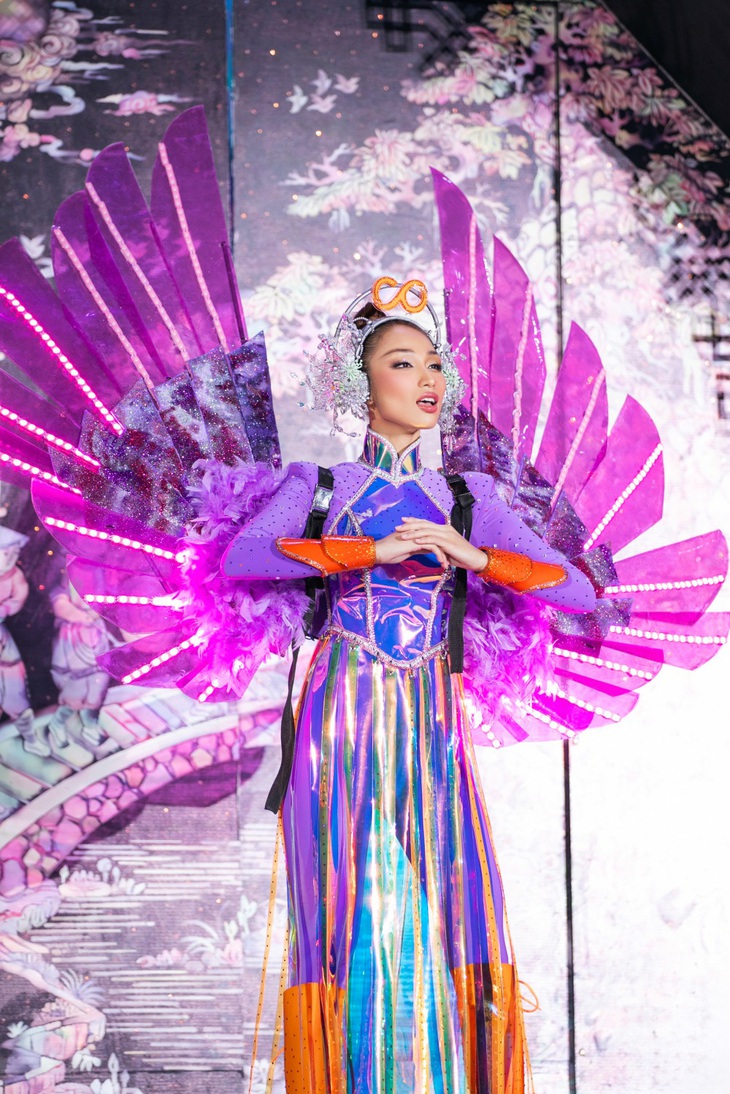 Top trang phục dân tộc ấn tượng nhất Miss Cosmo Vietnam- Ảnh 10. Ngô Bảo Ngọc và trang phục 'Lá phượng hoàng' với thiết kế đẹp mắt, rực rỡ và màn thể hiện ấn tượng