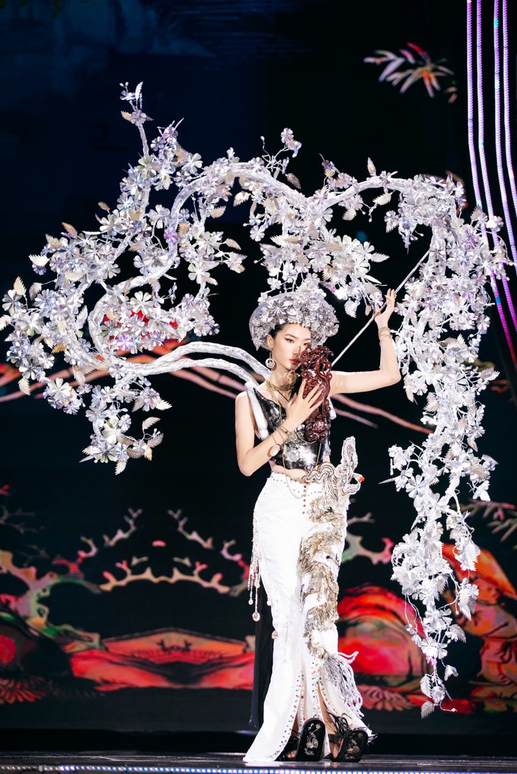 Top trang phục dân tộc ấn tượng nhất Miss Cosmo Vietnam- Ảnh 6. Thí sinh Phạm Thu Huyền với bộ trang phục mang tên 'Ánh kỳ nam'
