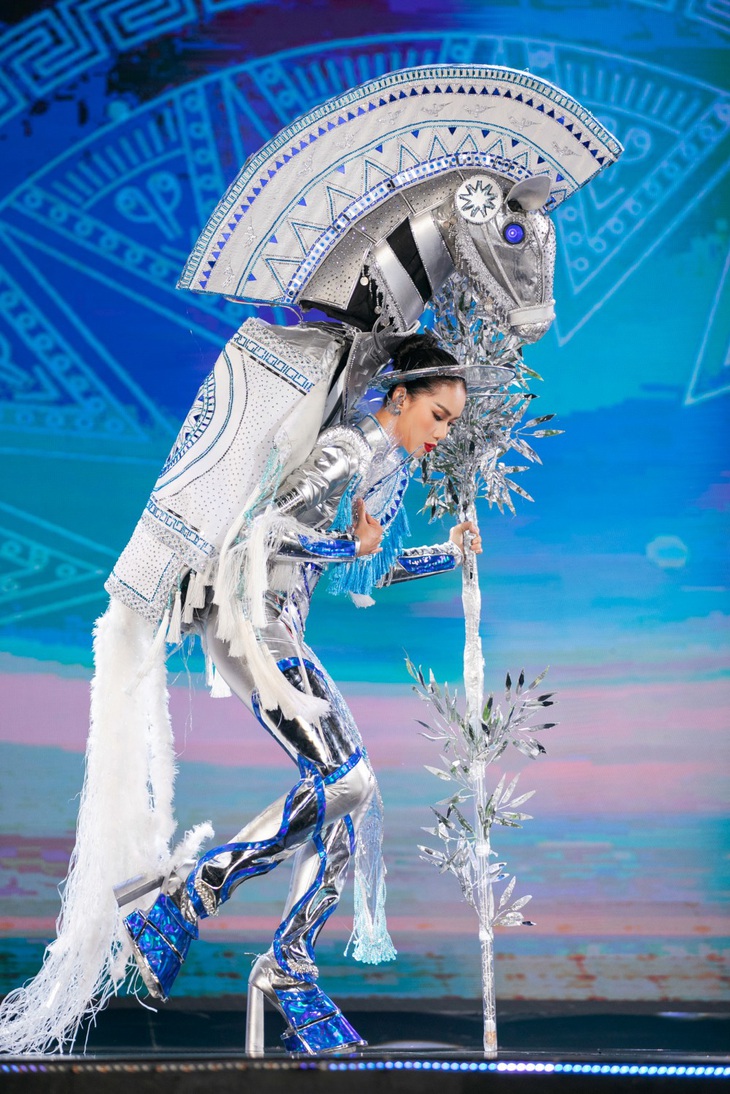 Top trang phục dân tộc ấn tượng nhất Miss Cosmo Vietnam- Ảnh 8. Lê Ngọc Phương Thảo có màn trình diễn cảm xúc bộ trang phục 'Gióng'