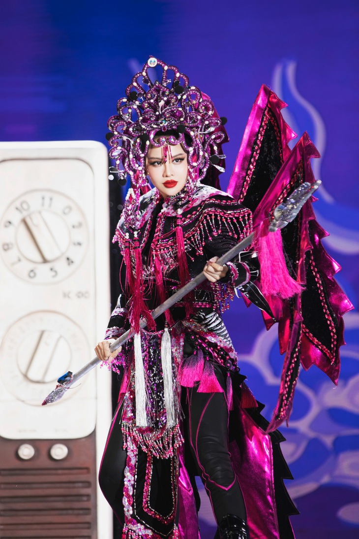 Top trang phục dân tộc ấn tượng nhất Miss Cosmo Vietnam- Ảnh 5. Trang phục 'Đại Nam kịch bội' do Trần Thị Thùy Trâm trình diễn