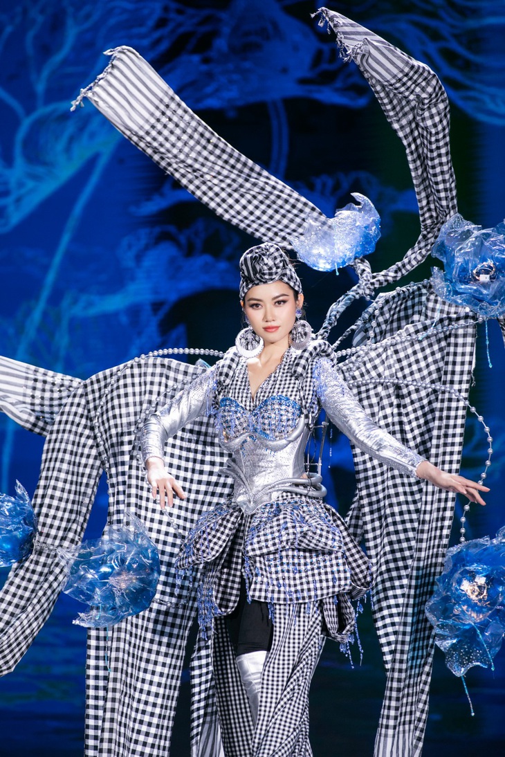 Top trang phục dân tộc ấn tượng nhất Miss Cosmo Vietnam- Ảnh 4. Nguyễn Hoàng Bảo Trân và trang phục 'Rằn ri phương Nam'