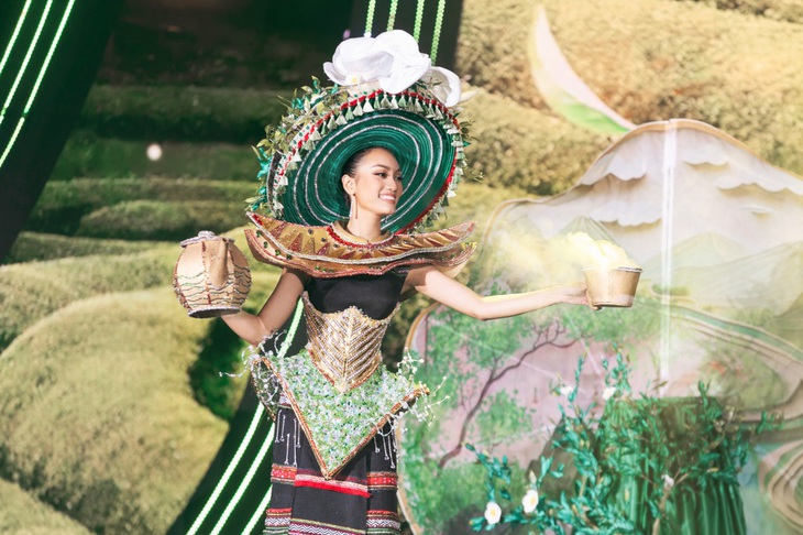 Top trang phục dân tộc ấn tượng nhất Miss Cosmo Vietnam- Ảnh 7. Thí sinh Nguyễn Thị Diễm Quyên giới thiệu trang phục lấy cảm hứng từ cây trà xanh có tên 'Thiên trà'