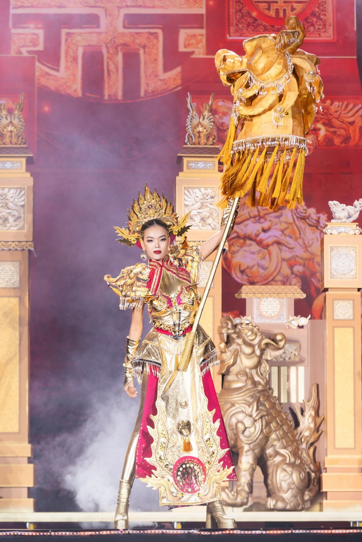 Top trang phục dân tộc ấn tượng nhất Miss Cosmo Vietnam- Ảnh 2. Người đẹp đạt á khôi Sông Vàm mở màn thành công phần trình diễn trang phục dân tộc với thần thái mạnh mẽ