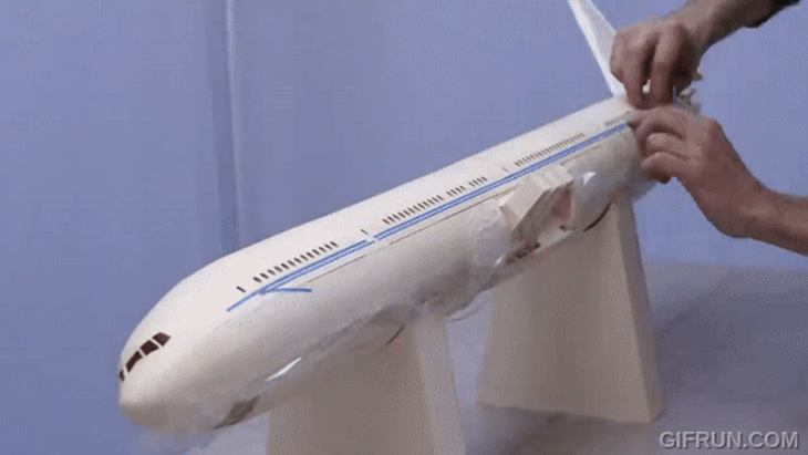 Người đàn ông bỏ 10 năm, 10.000 giờ làm máy bay Boeing giấy như thật- Ảnh 1. Mô hình siêu kỳ công làm 10 năm chưa xong của Luca Iaconi-Stewart - Ảnh cắt từ video, nguồn: Jalopnik