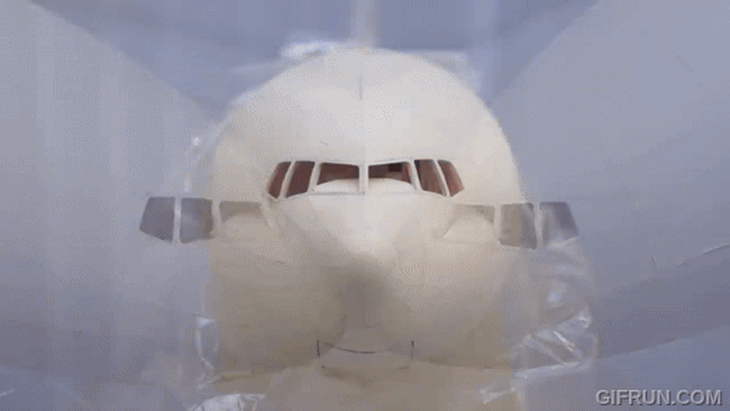 Người đàn ông bỏ 10 năm, 10.000 giờ làm máy bay Boeing giấy như thật- Ảnh 3. Khâu sơn và làm decal hứa hẹn cũng sẽ tiêu tốn khá nhiều thời gian - Ảnh cắt từ video, nguồn: Jalopnik