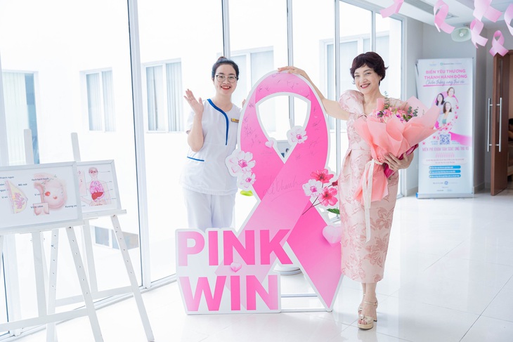 NSND Lê Khanh tham gia và để lại chữ ký tại sự kiện PinkWin - Ảnh: Đ.H.