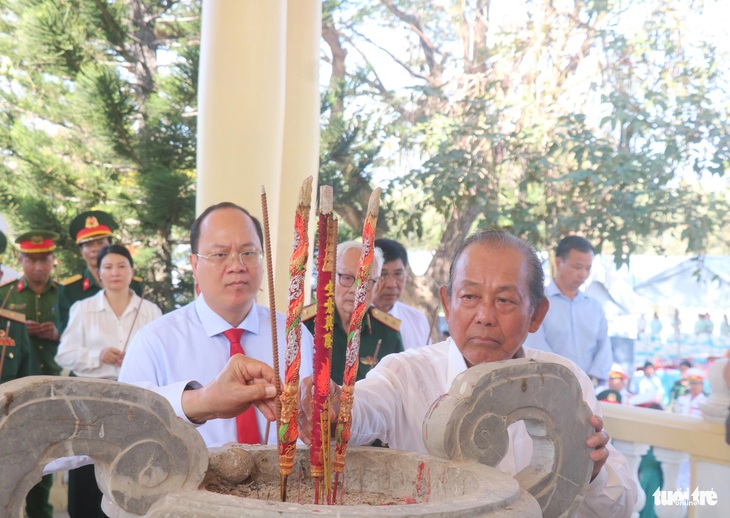 Các đại biểu tham dự lễ khởi công, dâng hương bia tưởng niệm anh hùng liệt sĩ huyện Cần Giờ - Ảnh: CẨM NƯƠNG