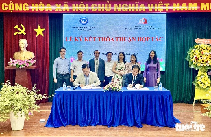 Tại hội thảo, Viện Khoa học xã hội ký kết hợp tác với Đại học Văn hóa TP.HCM, Công ty cổ phần Tư vấn đầu tư hạ tầng Sài Gòn về việc nghiên cứu và chuyển giao kết quả nghiên cứu khoa học của Viện   Khoa học xã hội  vào các địa phương vùng Nam Bộ (trong đó có Tây Ninh) - Ảnh: CHÂU TUẤN