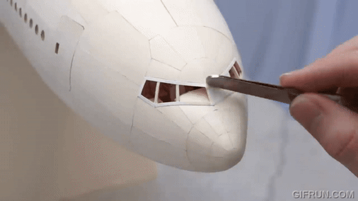 Người đàn ông bỏ 10 năm, 10.000 giờ làm máy bay Boeing giấy như thật- Ảnh 2. Bất cứ một khoảng trống nào trên thân máy bay như cửa sổ, cửa kính... đều cần được làm cực kỳ cẩn thận - Ảnh cắt từ video, nguồn: Jalopnik