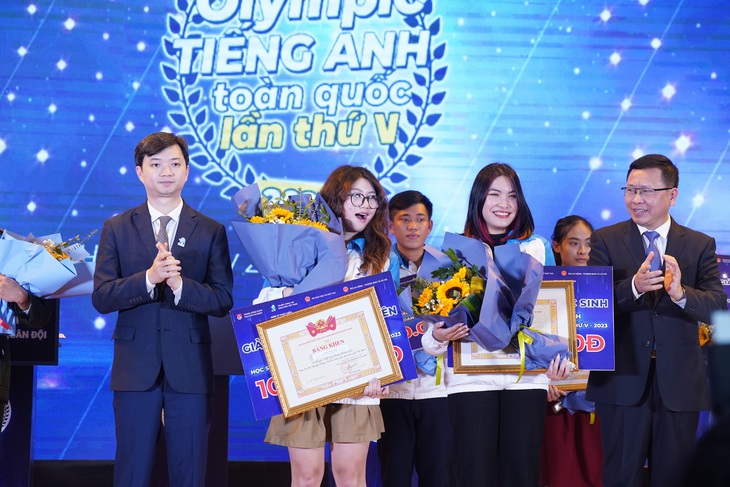 Trao giải nhất Hội thi Olympic tiếng Anh học sinh, sinh viên toàn quốc lần thứ 5 năm 2023 cho hai thí sinh đến từ Hà Nội - Ảnh: LÂM HẢI