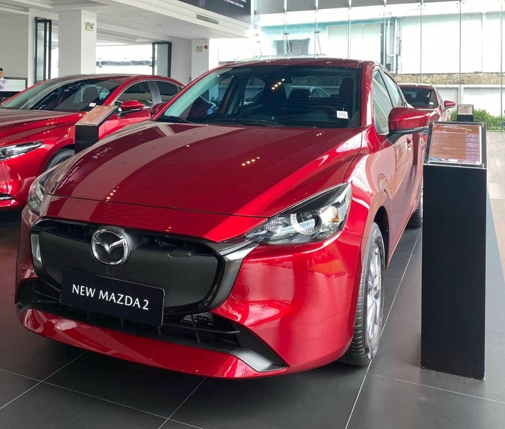 Mazda2 mới là bản nâng cấp giữa vòng đời nên không có quá nhiều khác biệt lớn. Cụm lưới tản nhiệt được tinh chỉnh. Mâm mới kích thước 15-16 inch tùy bản. Nội thất xe gần như không thay đổi - Ảnh: Đại lý Mazda/Facebook