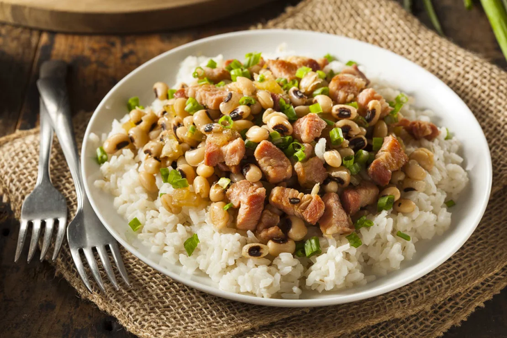 Hoppin’ John là một món ăn truyền thống trong năm mới ở miền Nam nước Mỹ. Nguyên liệu gồm đậu Hà Lan hoặc đậu mắt đen (tượng trưng cho đồng xu), thịt heo. Người Mỹ thường dùng với cơm, ăn kèm với cải rổ, bánh ngô. Người địa phương quan niệm món ăn này đem lại may mắn trong năm mới - Ảnh: Shutterstock.