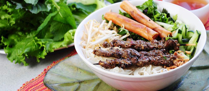 Bún thịt nướng Huế mang phong vị khác biệt nhờ vào nước chấm - Ảnh: Taste Atlas