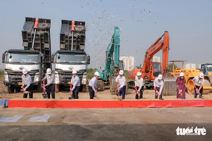 Lãnh đạo TP.HCM và lãnh đạo quận 12 thực hiện nghi thức khởi công dự án tái định cư - Ảnh: PHƯƠNG NHI