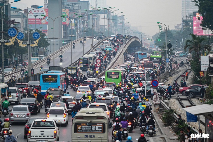 Người dân ùn ùn về quê nghỉ Tết dương lịch, cửa ngõ Hà Nội kẹt cứng- Ảnh 5.