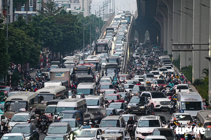 Người dân ùn ùn về quê nghỉ Tết dương lịch, cửa ngõ Hà Nội kẹt cứng- Ảnh 2.