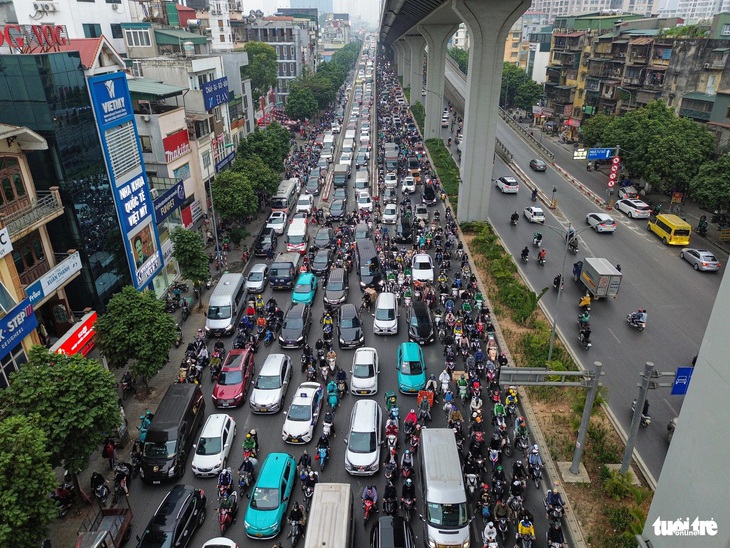 Người dân ùn ùn về quê nghỉ Tết dương lịch, cửa ngõ Hà Nội kẹt cứng- Ảnh 3.