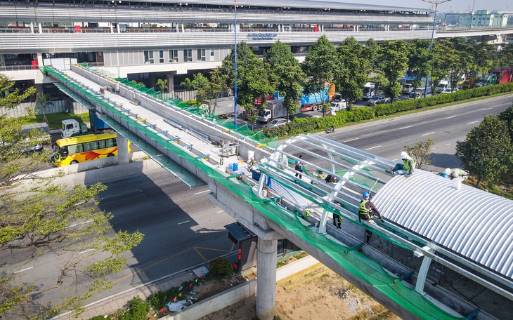 Ngắm các cầu đi bộ băng qua xa lộ, nối metro số 1