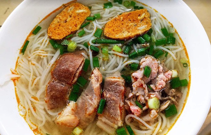 Bún bò Huế là món thường dùng vào bữa sáng, bao gồm nước dùng xương heo, xương bò, bún, sả, mắm tôm, nước cốt chanh và nhiều loại rau thơm. Taste Atlas nhận định món ăn này cay nhiều so với hầu hết các món khác ở Việt Nam và có hương vị đậm đà, phức tạp. Bún bò Huế chịu ảnh hưởng nhiều từ văn hóa ẩm thực cung đình Huế.