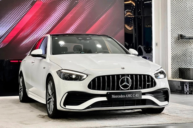 Mercedes-AMG C 43 là mẫu hiệu suất cao đầu tiên của hãng xe Đức được sản xuất ở Việt Nam. Xe có trang bị cơ bản giống C 300, khác biệt ở bodykit thể thao hơn, mâm 19 inch, vô-lăng AMG Performance... Điểm nổi bật của bản C 43 là động cơ 2.0L mild-hybrid, công suất tới 408 mã lực, mô-men xoắn 500Nm, kết hợp số 9 cấp và dẫn động 4 bánh, bổ sung chế độ lái Race Start - Ảnh: LÊ HOÀNG