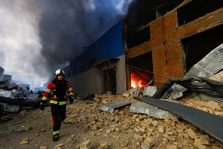 Một nhà kho ở Kiev bị hư hại nặng nề do cuộc tấn công rạng sáng 29-12 của Nga - Ảnh: REUTERS