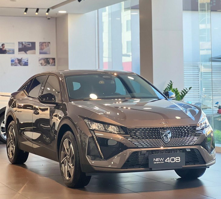 Peugeot 408 là mẫu coupe SUV hạng C đầu tiên tại Việt Nam. Được lắp ráp trong nước, xe có giá khởi điểm từ 999 triệu đồng. Xe sở hữu ngoại thất cá tính, mâm 20 inch và lưới tản nhiệt lớn. Cabin có màn hình trung tâm 10 inch, màn hình cảm ứng 5 inch điều khiển ở phía dưới, màn hình 10 inch sau vô-lăng, âm thanh 10 loa Focal, ghế tích hợp làm mát, massage. Mẫu xe này có nhiều tính năng an toàn tiên tiến. Động cơ 1.6L xăng tăng áp 216 mã lực, hộp số 8 cấp và dẫn động cầu trước - Ảnh: Đại lý Peugeot/Facebook