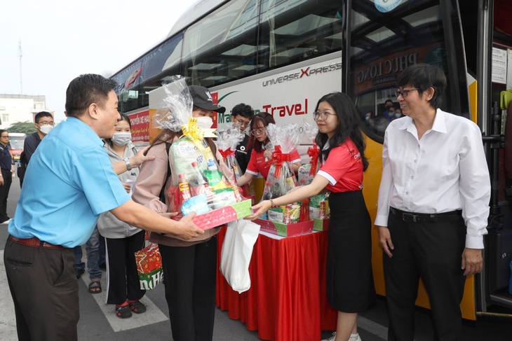 Người lao động khó khăn trở về quê trên những 