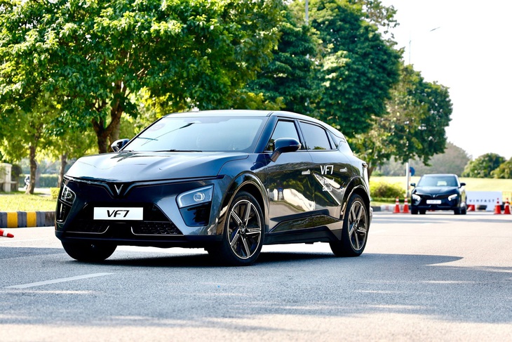 Chiếc SUV hạng C VinFast VF 7 có giá từ 850 triệu đồng chưa kèm pin. Xe có dáng SUV lai chút coupe hiện đại. Trang bị bên trong có màn hình 12,9 inch, HUD, phanh điện tử, cửa sổ trời toàn cảnh. Công nghệ an toàn ADAS có 11 tính năng cơ bản, 15 tính năng nâng cao. Động cơ điện có công suất tới 349 mã lực. Tầm hoạt động 431km/sạc - Ảnh: VinFast