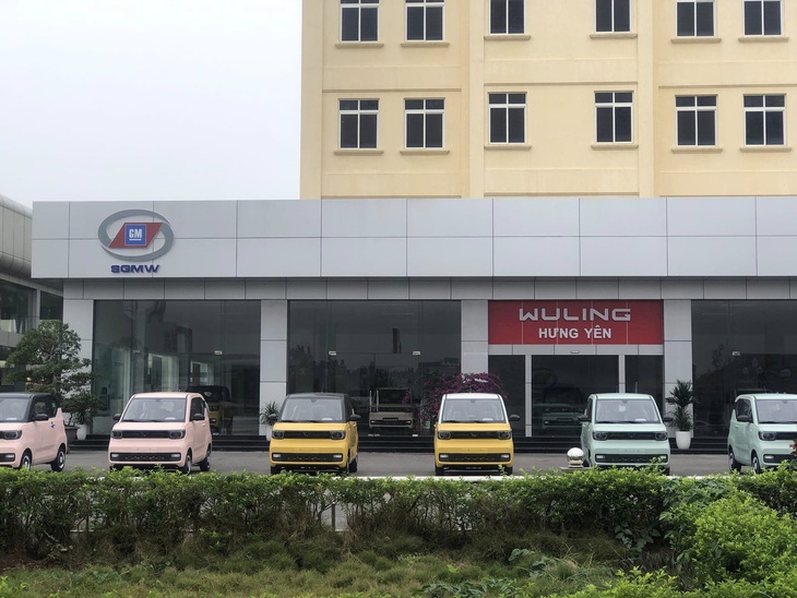 Wuling HongGuang MiniEV là xe con nhỏ nhất được lắp ráp trong nước, chỉ dài 2.920mm, rộng 1.493mm. Giá từ 239 triệu đồng. Trang bị ở mức cơ bản: đèn chiếu sáng LED, màn hình 7 inch, điều hòa cơ, chìa khóa cơ. Động cơ điện chỉ có công suất gần 27 mã lực, nhỉnh hơn SH một chút. Xe có thể đi được 170km/sạc. Thời gian sạc đầy là 9 tiếng với bản pin lớn nhất - Ảnh: Đại lý Wuling Hưng Yên/Facebook