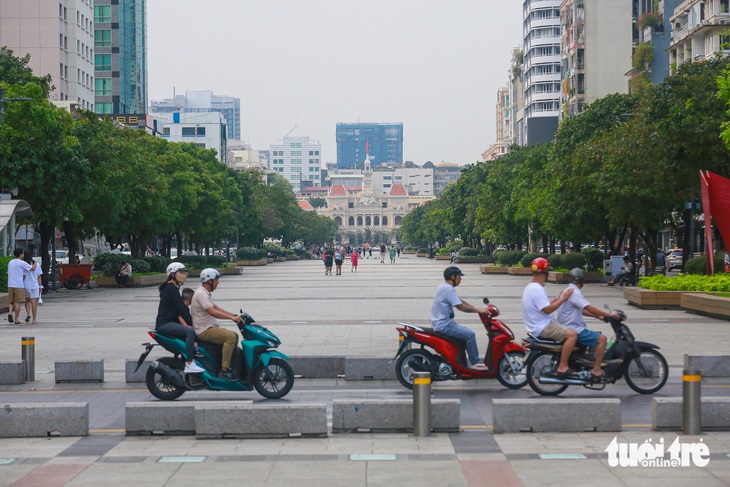 Trong thời gian bắn pháo hoa, Sở Giao thông vận tải TP.HCM thông báo cấm xe cộ đi lại khu vực quanh phố đi bộ Nguyễn Huệ - Ảnh: CHÂU TUẤN