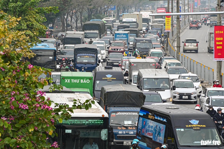 Quốc lộ 1 hướng về phía nam đông đúc trong khi ở hướng vào trung tâm thành phố có phần thông thoáng hơn 