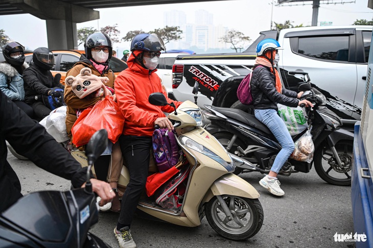 Người dân ùn ùn rời Hà Nội nghỉ Tết dương lịch, cửa ngõ kẹt cứng từ sáng đến trưa- Ảnh 6.