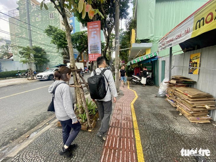 Vỉa hè trên đường Yên Bái được phân tách lối đi, trong đó có lối dành cảnh báo cho người mù (gạch đỏ) - Ảnh: TRƯỜNG TRUNG