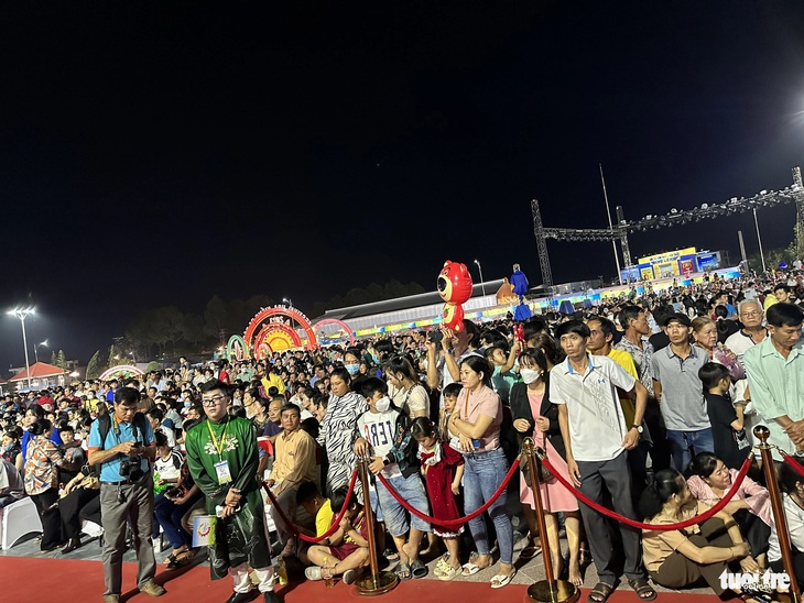 Hàng ngàn người dân trong và ngoài tỉnh tập trung về tham dự lễ khai mạc Festival hoa kiểng Sa Đéc - Ảnh: ĐẶNG TUYẾT