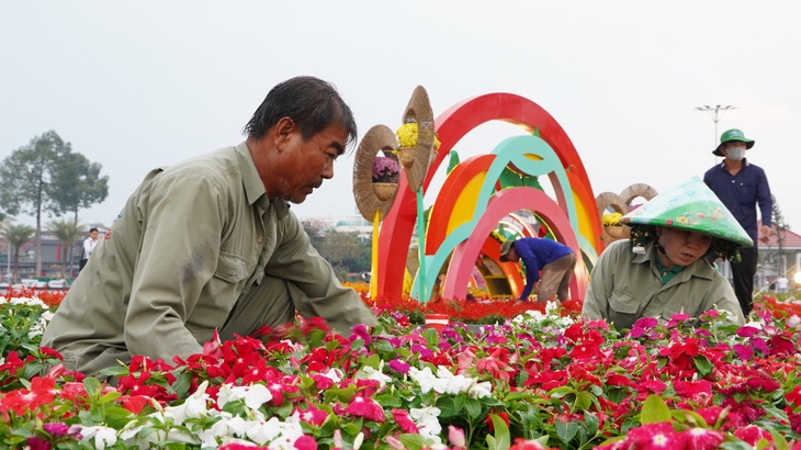 Công nhân làm việc đêm ngày để hoàn thiện các tiểu cảnh hoa, phục vụ cho Festival - Ảnh: TRƯƠNG KIÊN