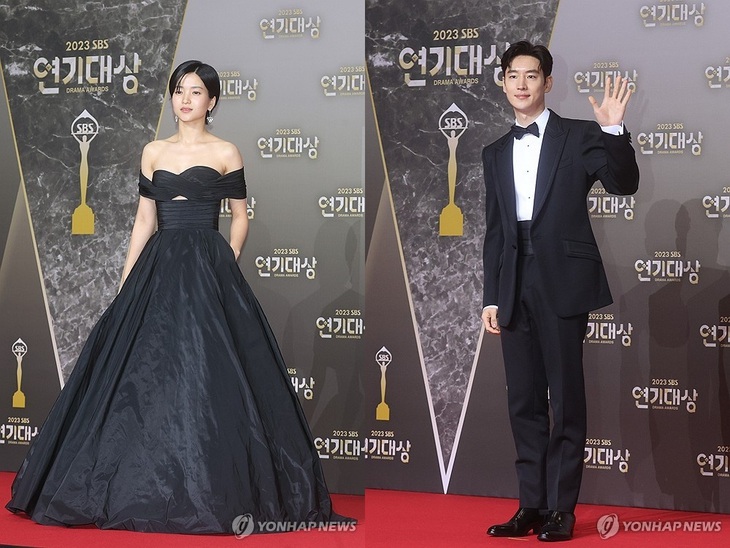 Diễn viên Kim Tae Ri (trái) và Lee Je Hoon nhận giải Daesang - Ảnh: Yonhap News