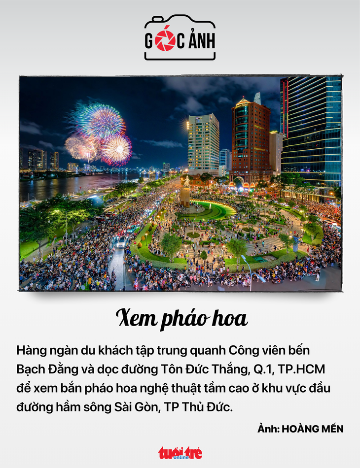 Xem pháo hoa - Ảnh: HOÀNG MẾN