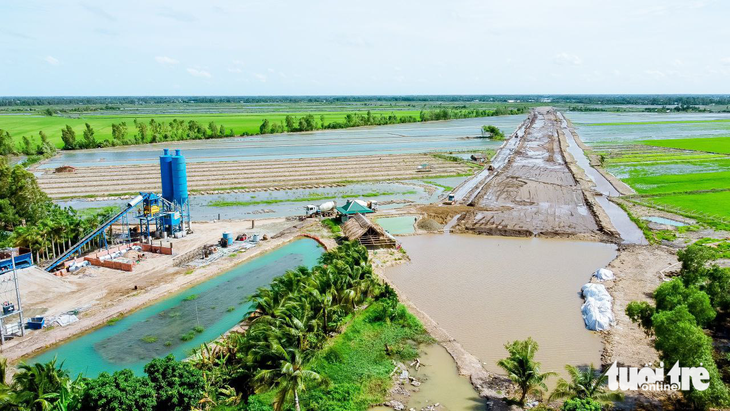 Toàn bộ tuyến cao tốc Cần Thơ - Cà Mau gần như đã đào xong rồi để đó do các địa phương chậm bàn giao mỏ cát - Ảnh: CHÍ HẠNH