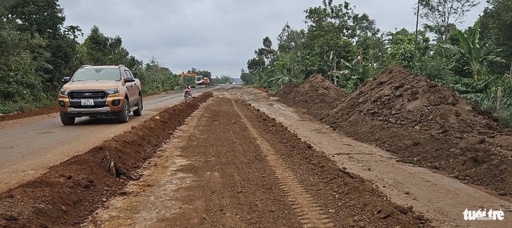 Lớp đất san lấp lấy trái phép từ quả đồi ông Toàn không đảm bảo chất lượng đã bị bóc, gạt ra hai bên - Ảnh: H.D.