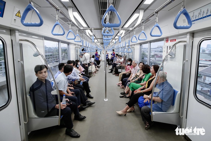 Người dân TP.HCM trải nghiệm chuyến tàu chạy thử metro số 1 (Bến Thành - Suối Tiên) - Ảnh: PHƯƠNG NHI