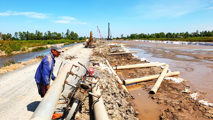 Do thiếu cát nên các nhà thầu đã ưu tiên san lấp những nơi cần có độ cao để chờ lún theo tiêu chuẩn quy định - Ảnh: THANH HUYỀN